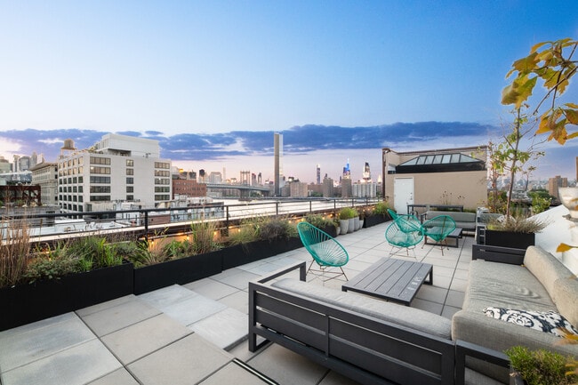 Building Photo - 37 Bridge St