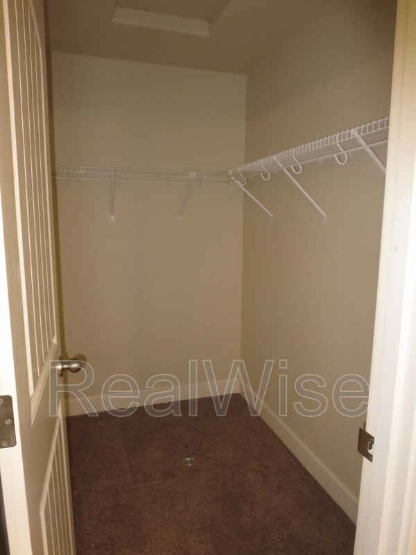 Building Photo - 3006 NE Red Oak Dr