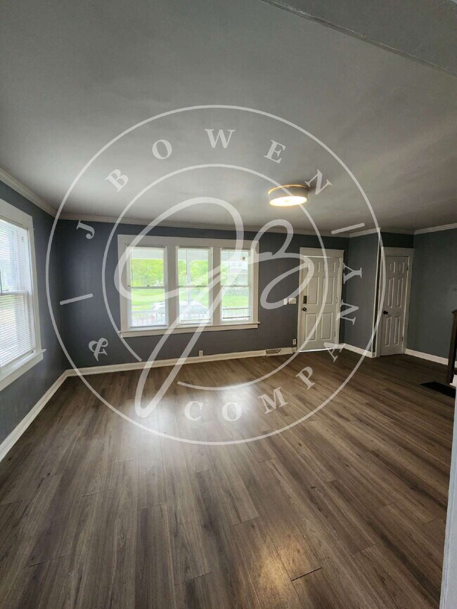 Building Photo - Spacious & Updated 3 Bed, 1.5 Bath Home – ...