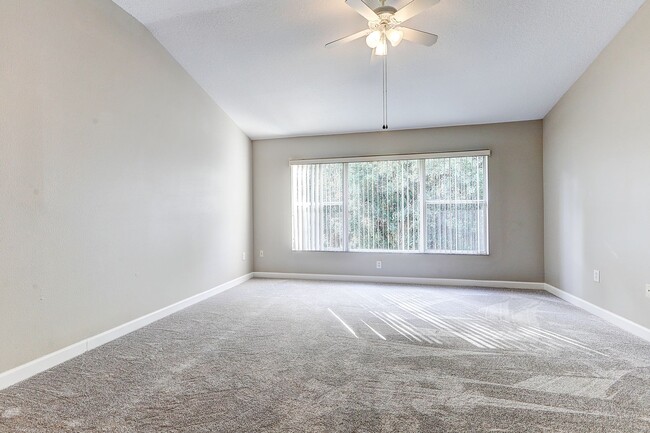 Building Photo - Spacious New Tampa 2 Bedroom, 2.5 Bath Tow...