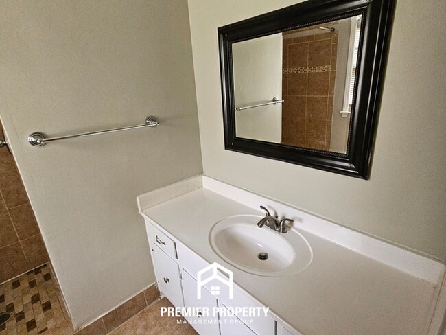 Building Photo - Massive 5BR/3BA Executive Home in East Memphis | Screened Porch & 2,200+ Sq Ft