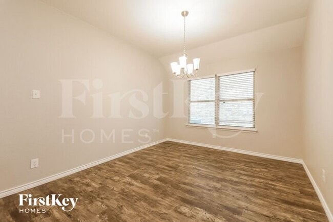 Building Photo - 573 Jamestown Ln