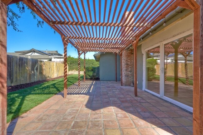 Building Photo - Beautifully Renovated 3-Bedroom Home with ...