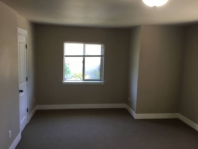 Building Photo - 5 Bedroom Duplex in University Area