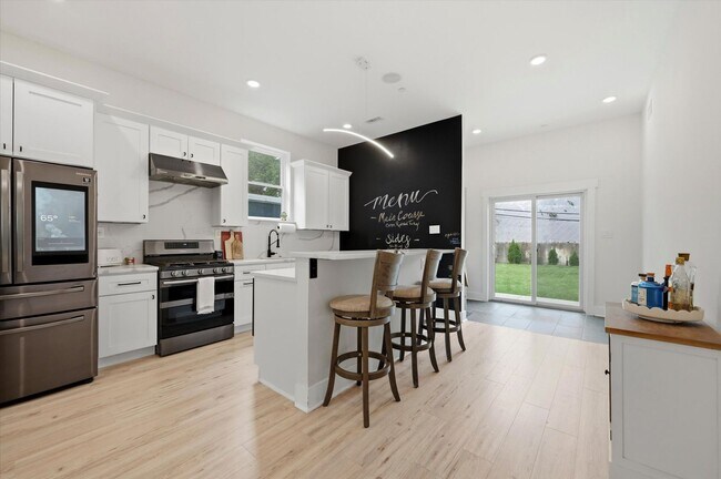 Building Photo - Detached Luxury 4BR/3B Retreat with Skyline Rooftop Deck, Wet Bars, Driveway & Massive Yard