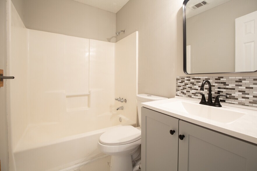 Building Photo - 800 Post Road Cir