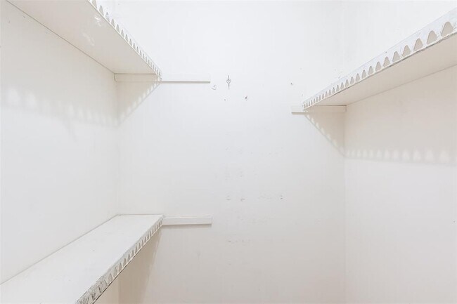 Building Photo - 4919 Glenridge Ln