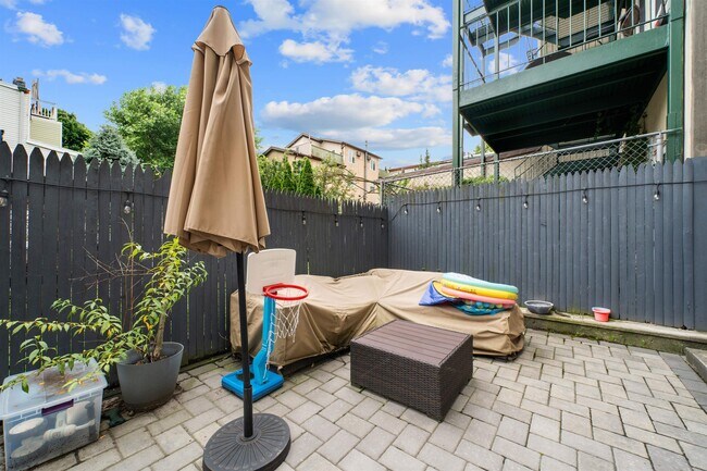 Building Photo - 118 Coles St