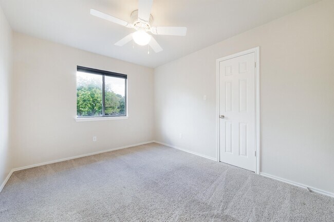 Building Photo - 17201 Village Glen Cove