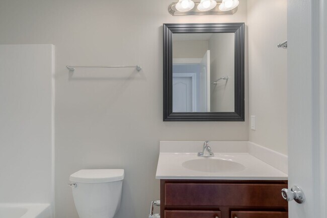 Building Photo - 3 Bed, 3.5 Bath 2 Story Townhouse | 06/12/...