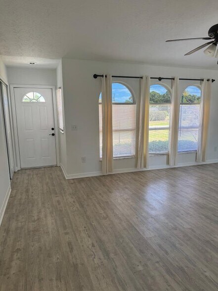 Building Photo - 262 SW Crescent Ave