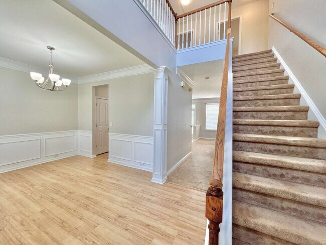 Building Photo - SPACIOUS 3 BEDROOMS!