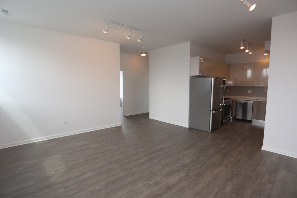 Building Photo - 932 W Dakin St