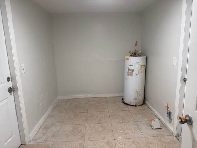 Building Photo - 3 bedroom 1 bath