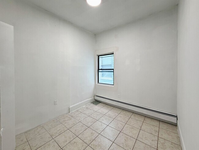 Building Photo - 94 Ferry St