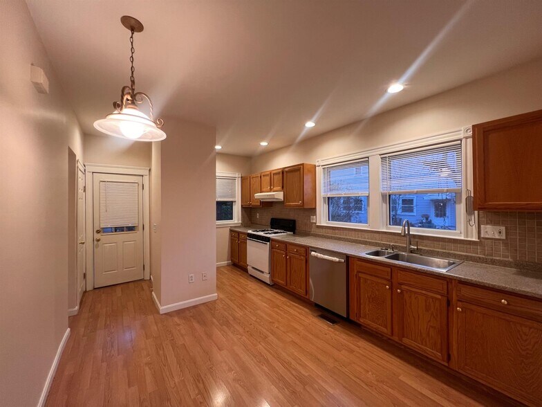 Building Photo - 108 W Quincy St