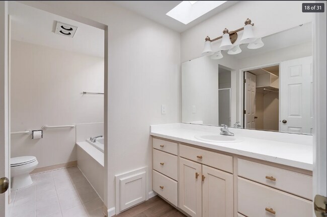 Building Photo - 3-bedroom Gem On Burlington Golf Course