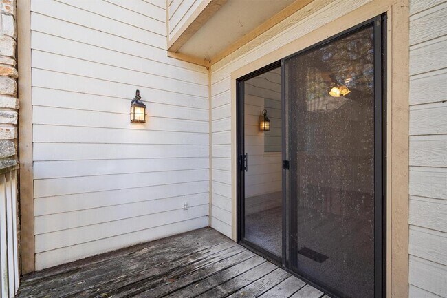 Building Photo - 3610 Fleetwood Dr