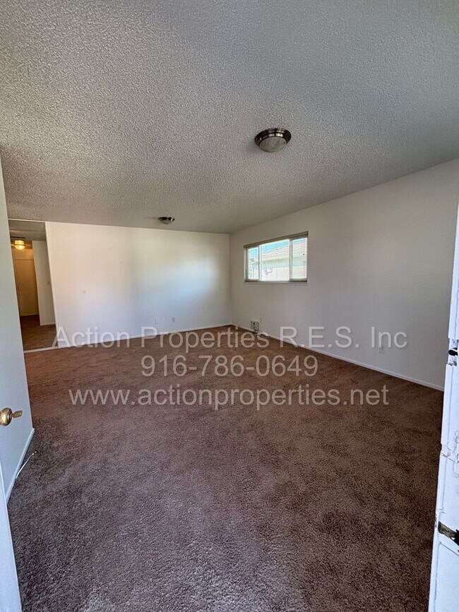 Building Photo - Roseville Condo all one level: 2 Bedroom 1 Bathroom Single Level, Large Living Room Central Heat ...