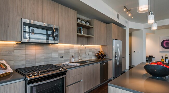 Building Photo - Experience Luxury + 1 Month Free Rent!