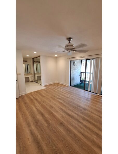 Vanity and walk in closet Master bedroom - 4148 Player Cir