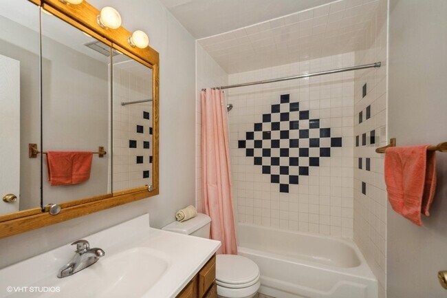 Building Photo - 260 E Court of Shorewood