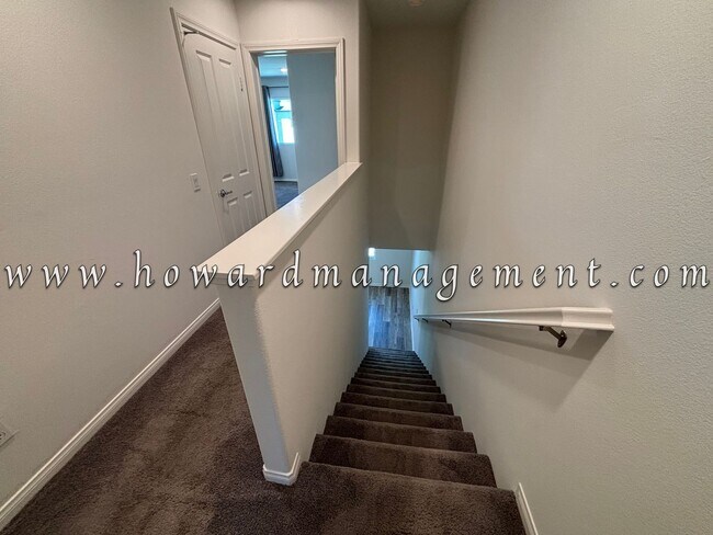 Building Photo - 3 Bed 3 Bath, Three Story Townhome with pr...