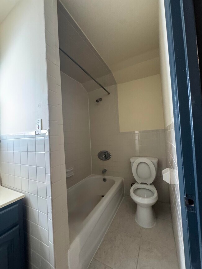 Building Photo - 620 Lyons Ave