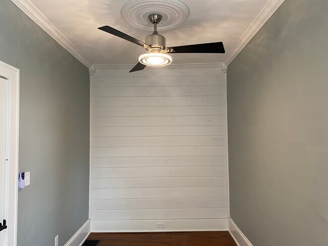 Building Photo - 37 Wyoming St E