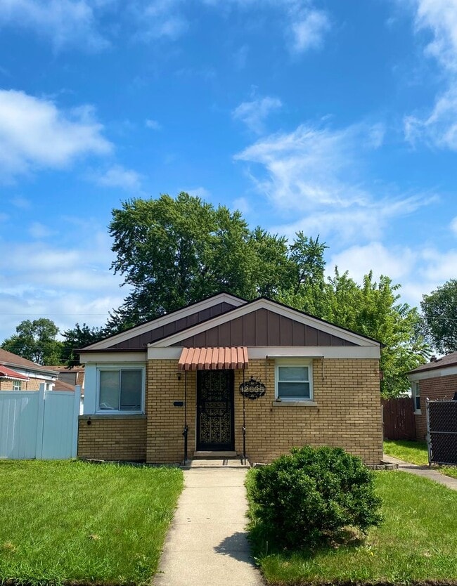 Building Photo - Beautiful House Available NOW $1500.00