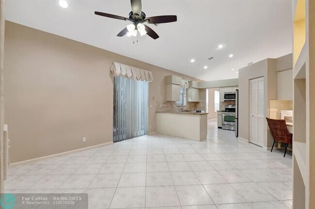 Building Photo - 11081 Springbrook Cir