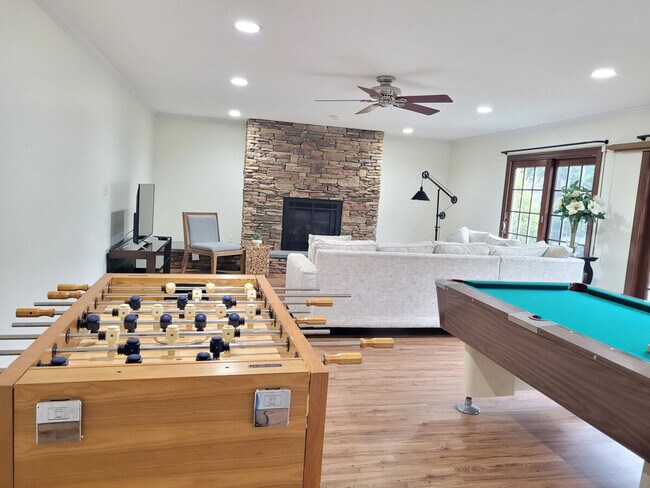 Building Photo - 2017 Woodford Rd