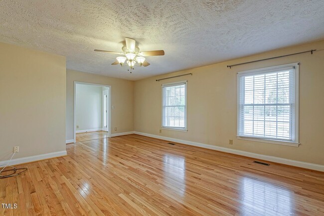 Building Photo - 4610 Linden Rd