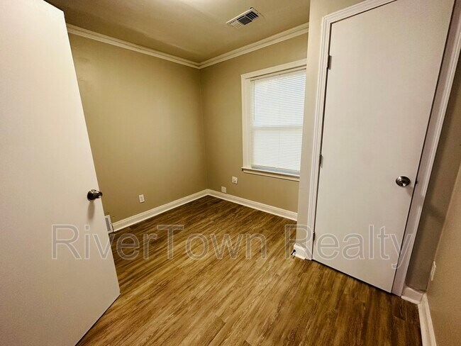Building Photo - 1074 E Walthal Cir