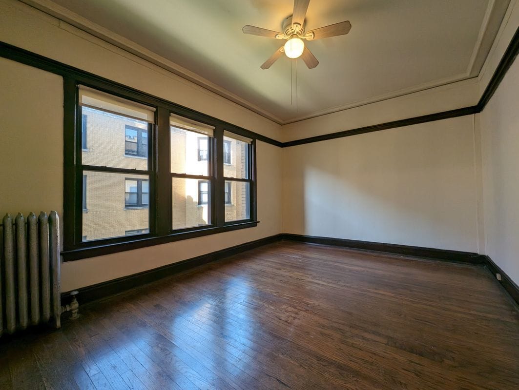 Building Photo - 2418 N Sawyer Ave