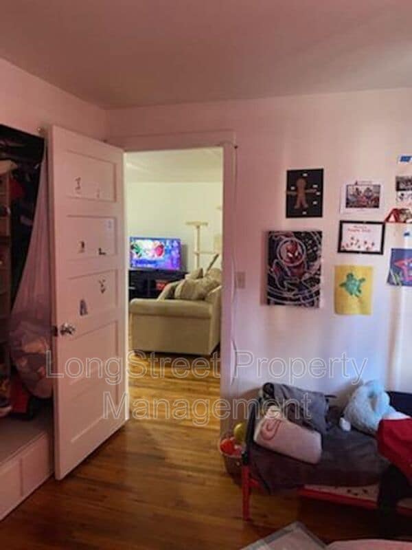 Building Photo - 350 SE Lilly