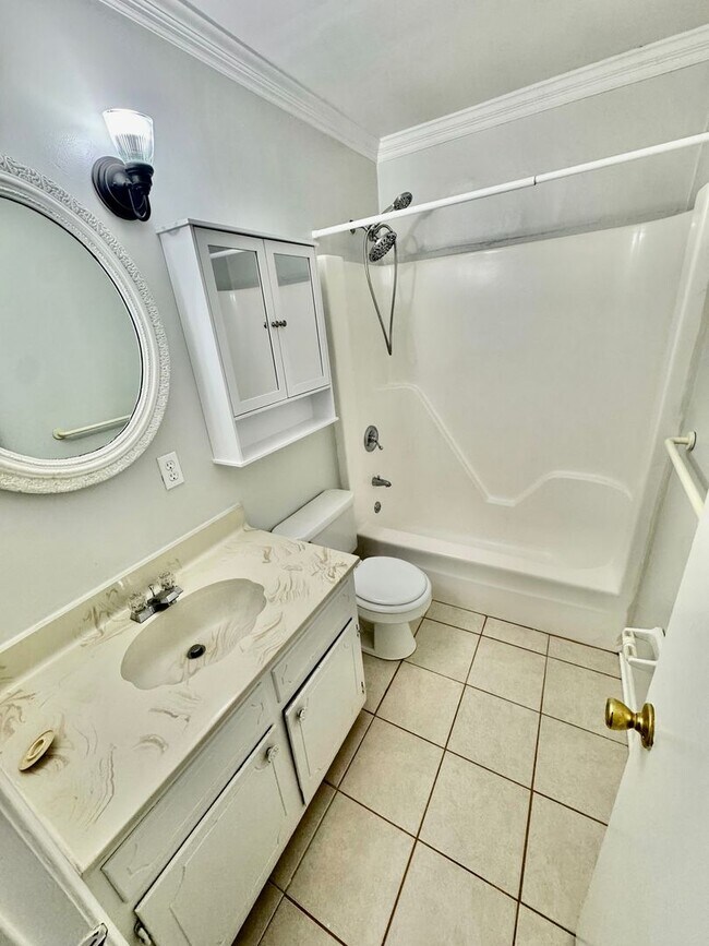 Building Photo - 2BR/1.5BA Townhouse in Shadowlawn!