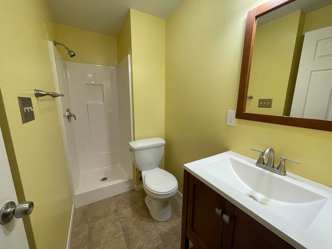 Building Photo - Move In Ready! 2 bed/4 bath townhouse with...