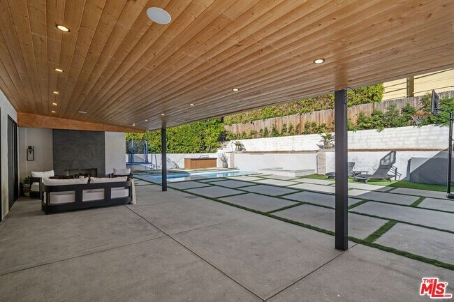 Building Photo - 2120 San Ysidro Dr