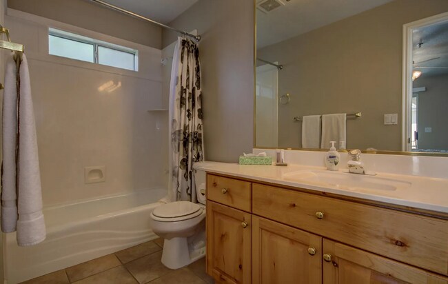 Building Photo - Enjoy Year-Round Resort Living in This Beautiful Condo!