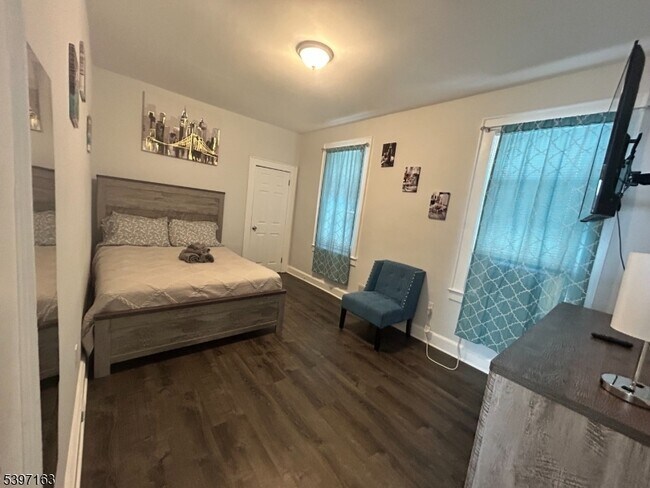 Building Photo - 142 Mapes Ave