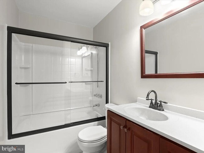 Building Photo - 9075 N Laurel Rd