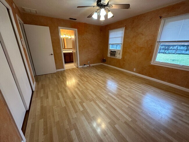 Building Photo - 606 Wilshire - 4/Bed 2/Bath