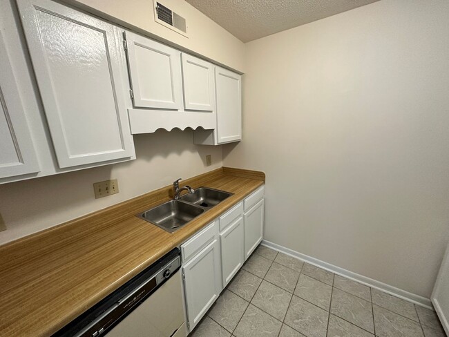 Building Photo - Adorable One Bedroom Condo in the Heathste...