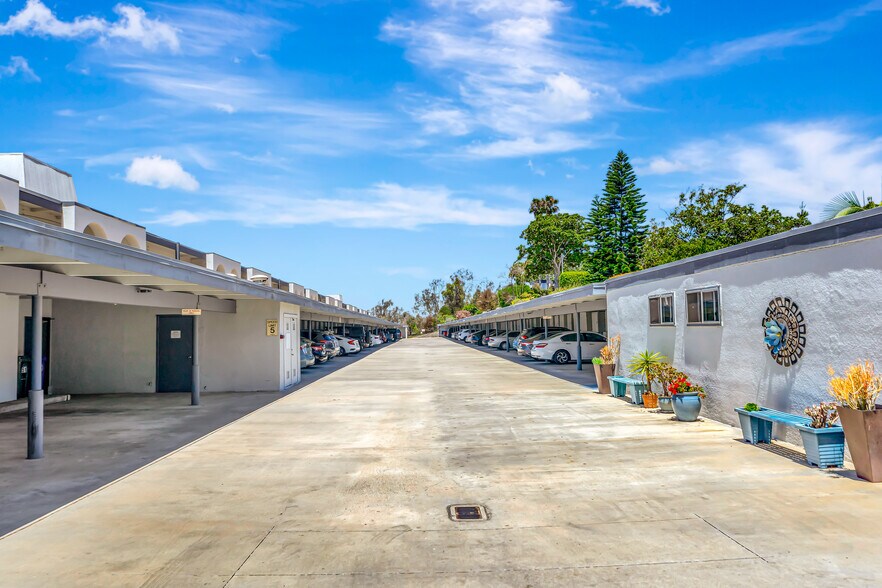 Building Photo - 3606 Vista Rey