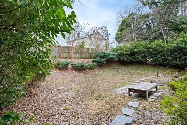Building Photo - Renovated 2 bed/1 bath duplex minutes from downtown!