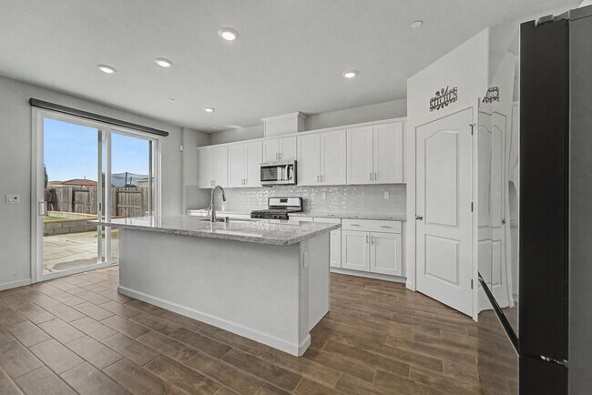 Building Photo - Big 3 bedroom 3 bath in Plumas Lake