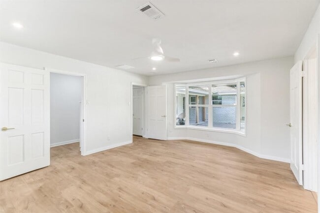 Building Photo - 8014 Meadowcroft Dr