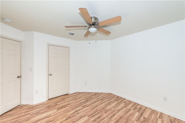 Building Photo - 322 Foxglove Dr