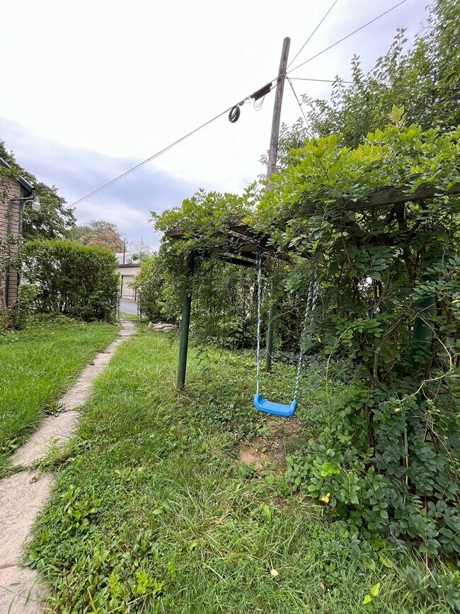 Building Photo - Spacious 4-5 Bedroom, 1.5 Bathroom 2-Story...